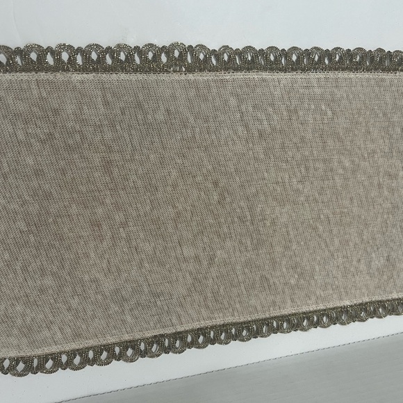 VTG Tapestry Centerpiece Table Mat w/ Bird on Tree Branch & Gold Thread Edgings - Picture 6 of 7